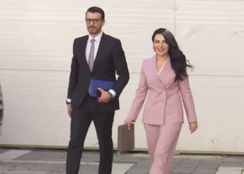 Balluku shfaqet në publik, kthehet tek ministria: Nuk kam as 300, as 30, as 3 apartamente