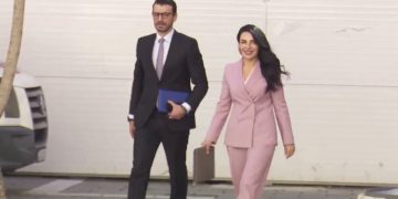 Balluku shfaqet në publik, kthehet tek ministria: Nuk kam as 300, as 30, as 3 apartamente