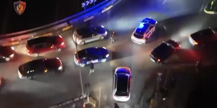 Trafikonin armë nga Mali i Zi për t’i shitur në Tiranë, arrestohen dy të rinj në Fresk