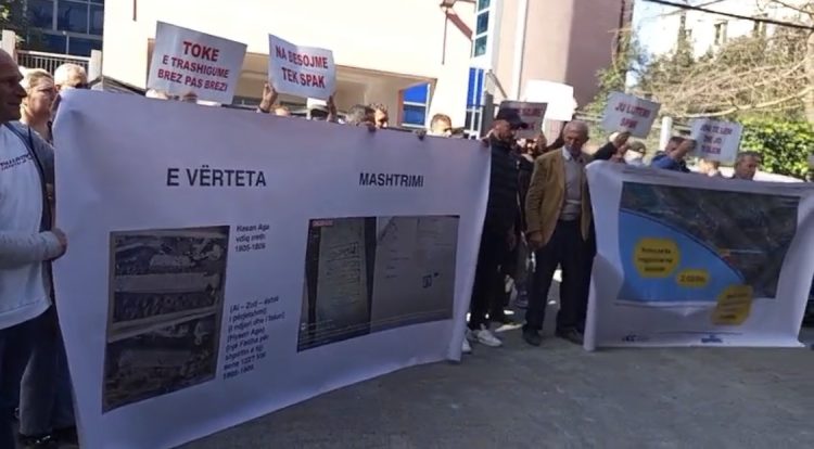 Banorët e Rrjollit protestë para SPAK për pronat brenda projektit turistik