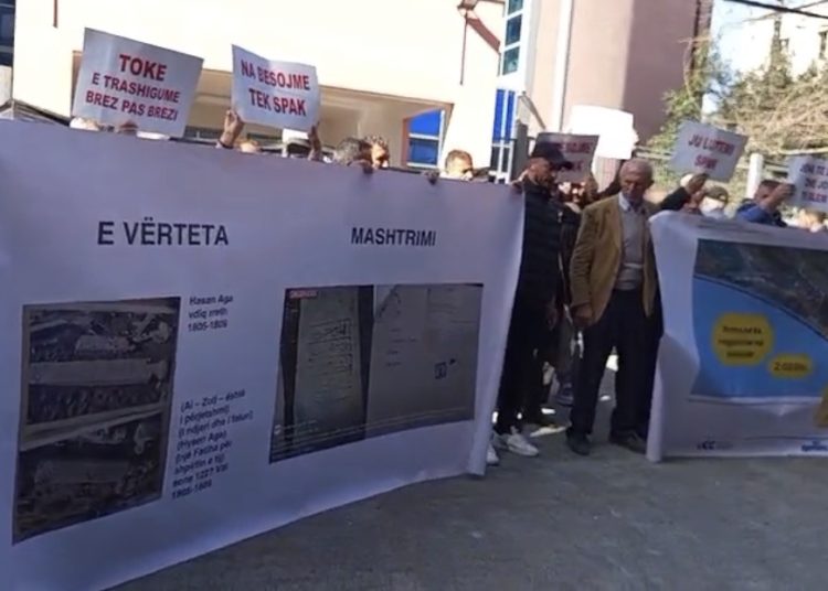 Banorët e Rrjollit protestë para SPAK për pronat brenda projektit turistik