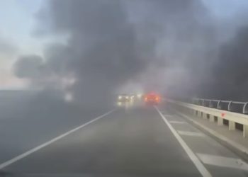 Digjen gomat, tymi i zi mbulon rrugën Milot-Lezhë, rrezik edhe për aksidente