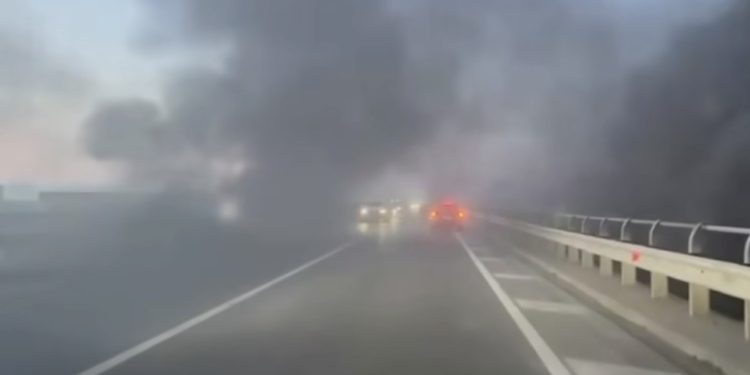 Digjen gomat, tymi i zi mbulon rrugën Milot-Lezhë, rrezik edhe për aksidente