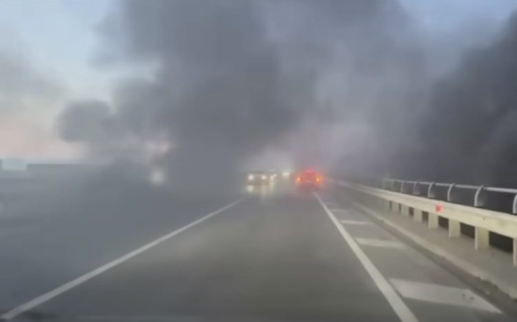 Digjen gomat, tymi i zi mbulon rrugën Milot-Lezhë, rrezik edhe për aksidente