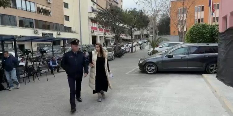 Zv.drejtoresha e AKSHI-t paraqitet në GJKKO, kërkon heqjen e masës “arrest në shtëpi”