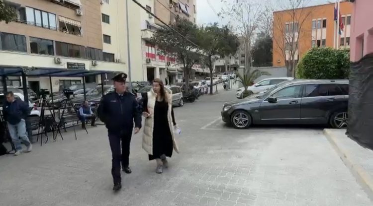 Zv.drejtoresha e AKSHI-t paraqitet në GJKKO, kërkon heqjen e masës “arrest në shtëpi”