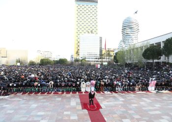 CEREMONIA/ Mijëra besimtarë falën Namazin në Sheshin Skënderbej