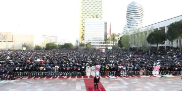 CEREMONIA/ Mijëra besimtarë falën Namazin në Sheshin Skënderbej