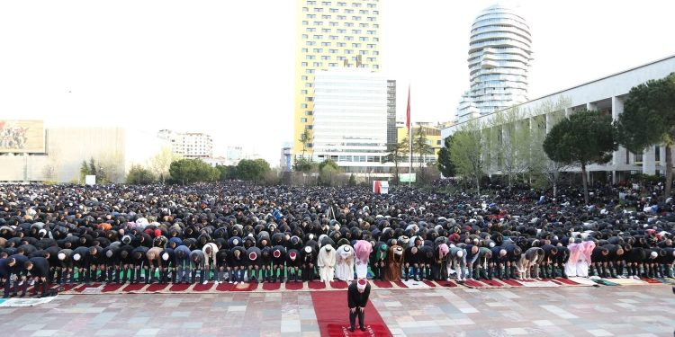 CEREMONIA/ Mijëra besimtarë falën Namazin në Sheshin Skënderbej