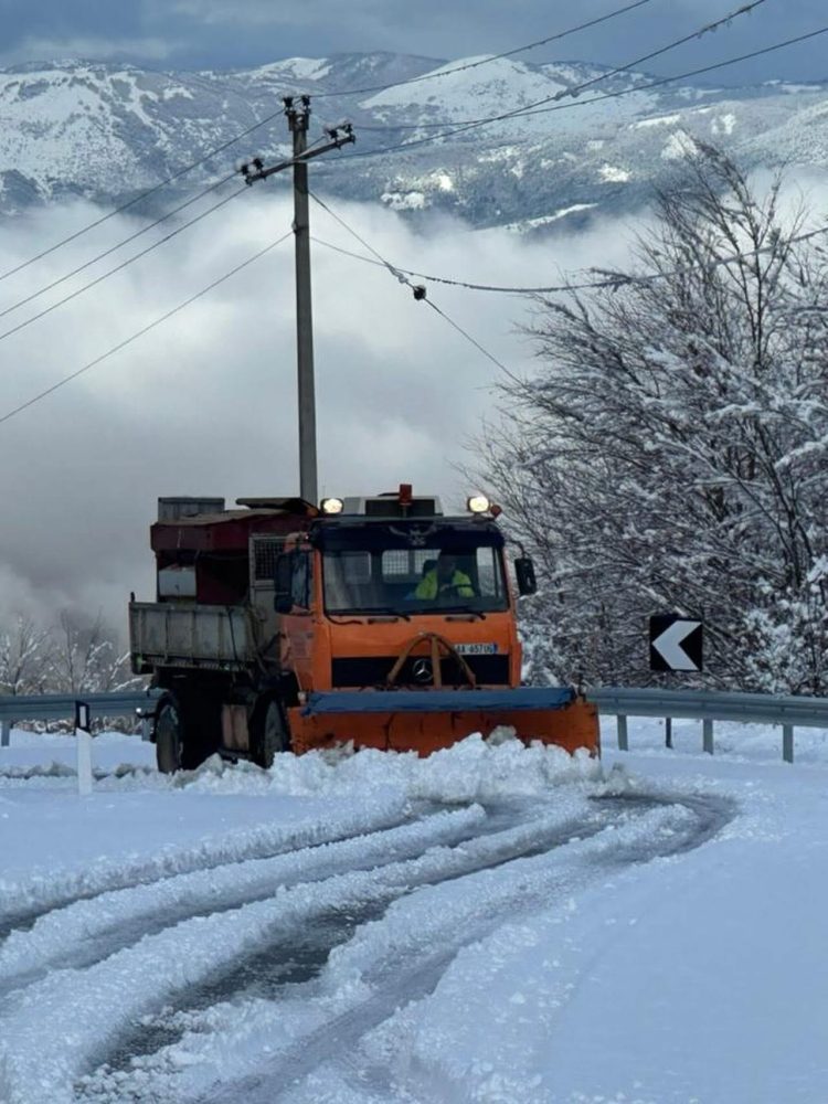 Reshje dëbore në disa zona të vendit, cilat rrugë janë zbardhur
