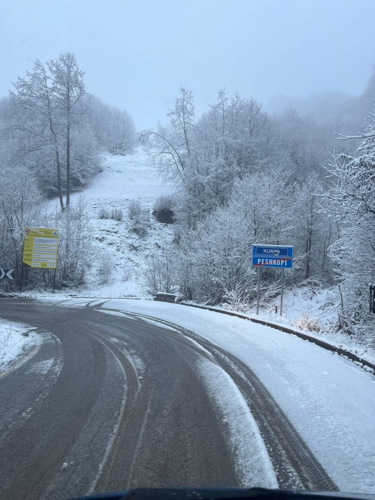Reshje dëbore në disa zona të vendit, cilat rrugë janë zbardhur