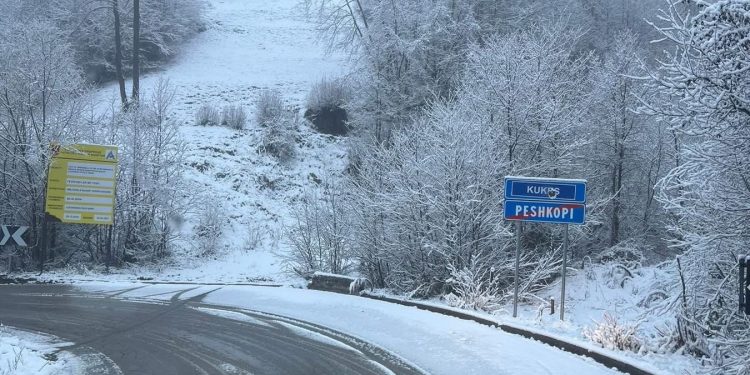 Reshje dëbore në disa zona të vendit, cilat rrugë janë zbardhur