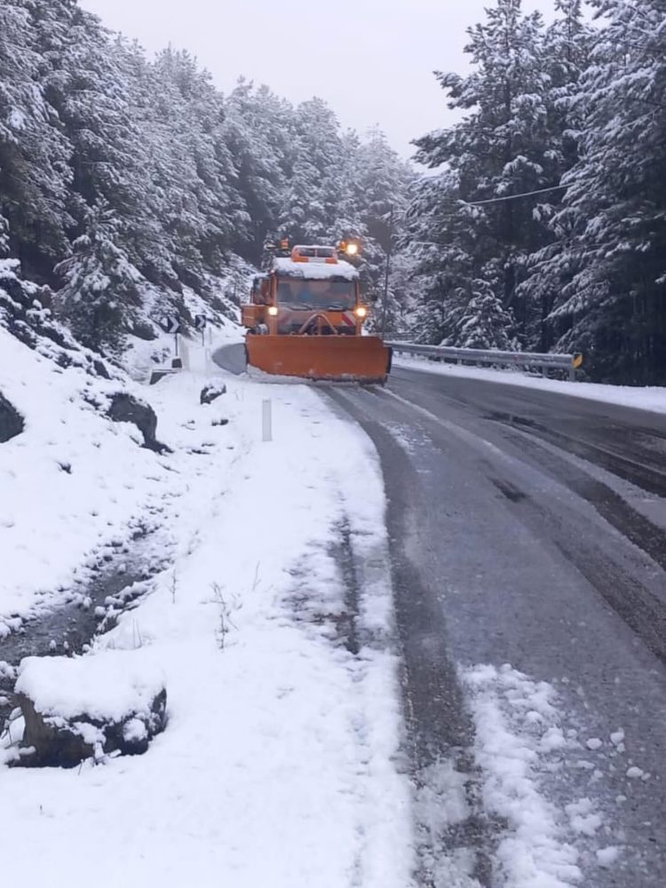 Reshje dëbore në disa zona të vendit, cilat rrugë janë zbardhur