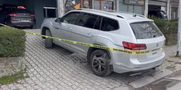 Përleshje në një servis makinash në Korçë, plagosen katër persona