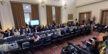 Rama mbledh qeverinë dhe grupin parlamentar, promovon sloganin molepsës.‘Punët e Shqipërisë” vetëm para zgjedhjeve