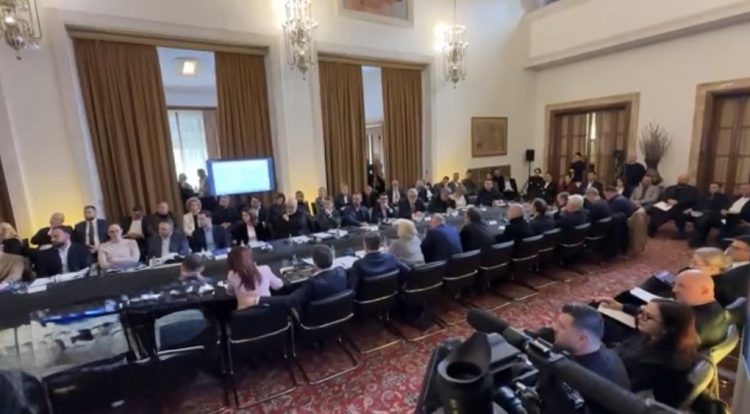 Rama mbledh qeverinë dhe grupin parlamentar, promovon sloganin molepsës.‘Punët e Shqipërisë” vetëm para zgjedhjeve