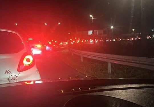 VIDEO/ Shqiptarët në radhë të gjata për naftë më të lirë në Mal të Zi