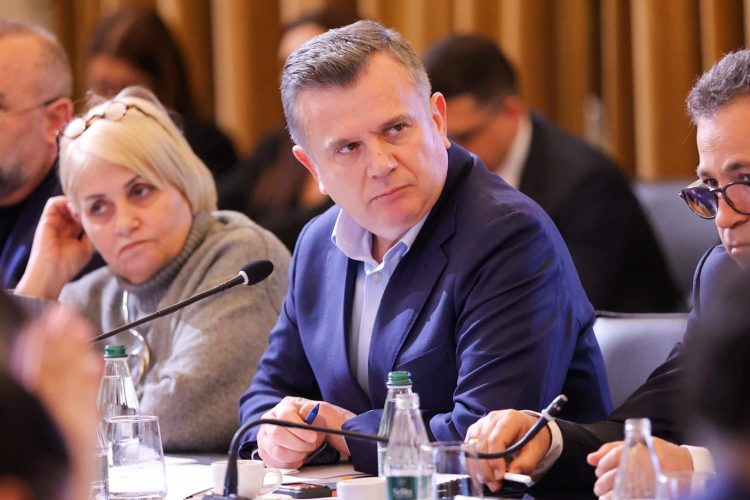 Rama justifikon vendimet e Bordit për çmimin e naftës mbi atë të kompanive
