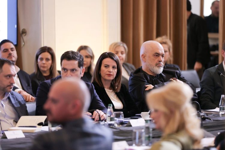 Rama justifikon vendimet e Bordit për çmimin e naftës mbi atë të kompanive