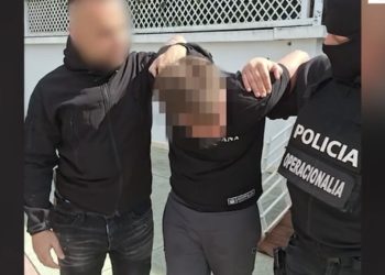 Tmerroi klientët e restorantit në Kavajë, godit pronarin dhe dëmtoi dy makina gjatë ikjes