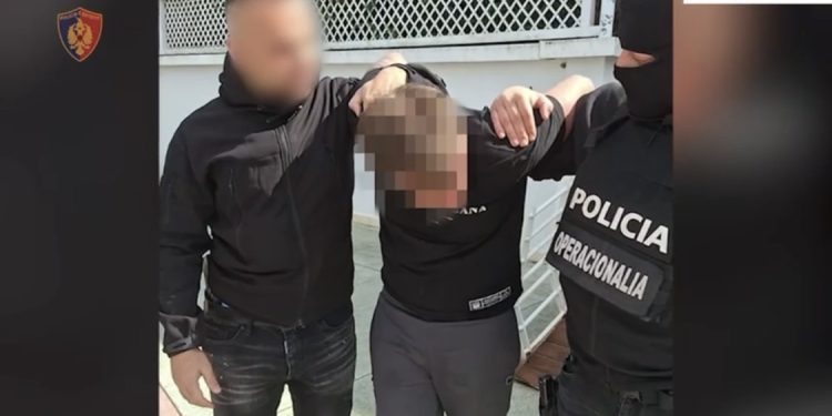 Tmerroi klientët e restorantit në Kavajë, godit pronarin dhe dëmtoi dy makina gjatë ikjes