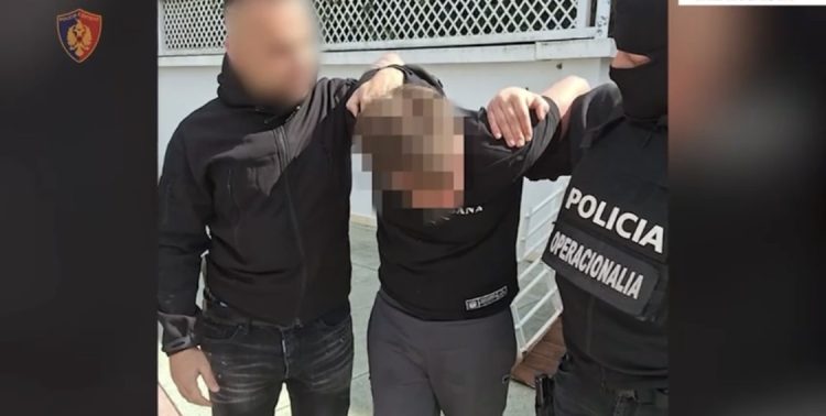 Tmerroi klientët e restorantit në Kavajë, godit pronarin dhe dëmtoi dy makina gjatë ikjes