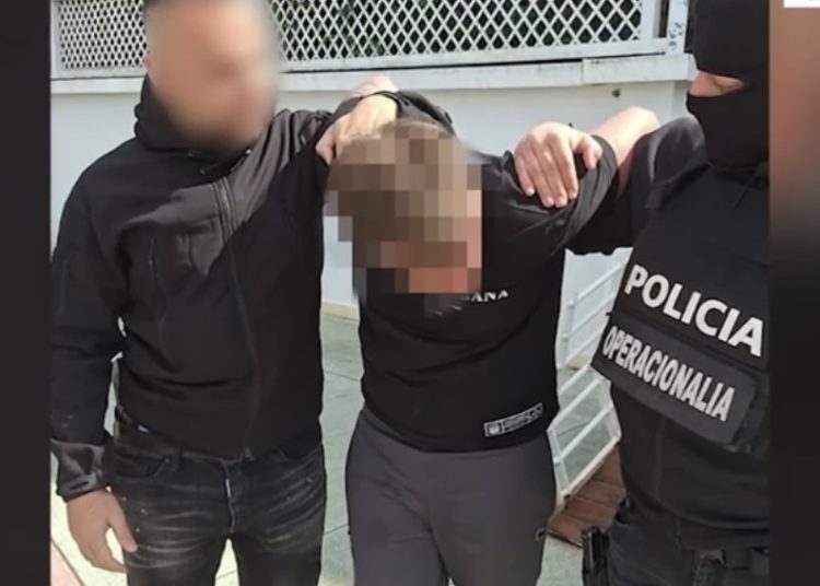 Tmerroi klientët e restorantit në Kavajë, godit pronarin dhe dëmtoi dy makina gjatë ikjes