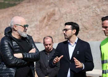 Rama vizitoi rrugën e shembur në Librazhd, nuk përmend marrjen e inerteve nga lumi. Ura nuk shembet nga shiu