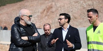 Rama vizitoi rrugën e shembur në Librazhd, nuk përmend marrjen e inerteve nga lumi. Ura nuk shembet nga shiu