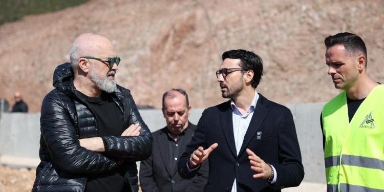 Rama vizitoi rrugën e shembur në Librazhd, nuk përmend marrjen e inerteve nga lumi. Ura nuk shembet nga shiu