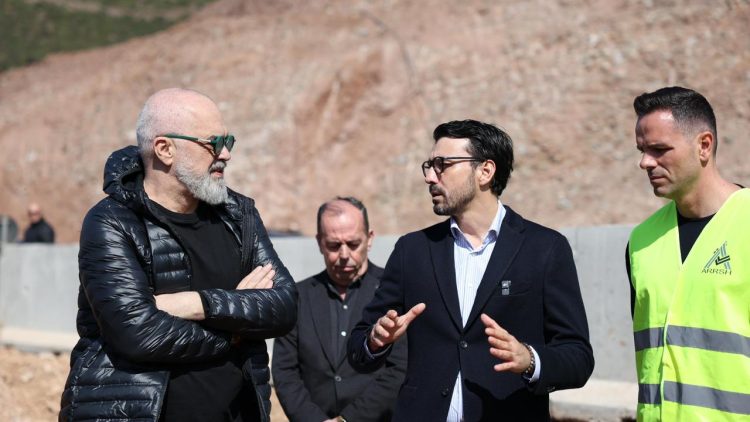 Rama vizitoi rrugën e shembur në Librazhd, nuk përmend marrjen e inerteve nga lumi. Ura nuk shembet nga shiu