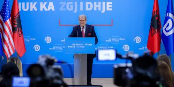 Berisha, thirrje për intelektualët: Dilni nga guaska e konformizmit, heshtja po e ndihmon regjimin