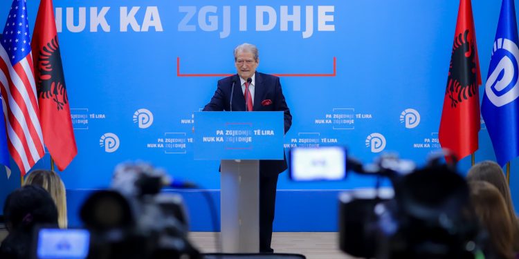 Berisha, thirrje për intelektualët: Dilni nga guaska e konformizmit, heshtja po e ndihmon regjimin