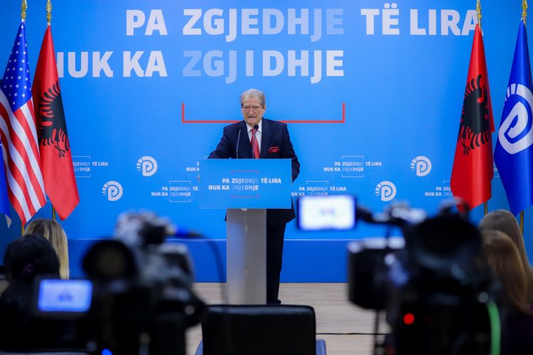 Berisha, thirrje për intelektualët: Dilni nga guaska e konformizmit, heshtja po e ndihmon regjimin