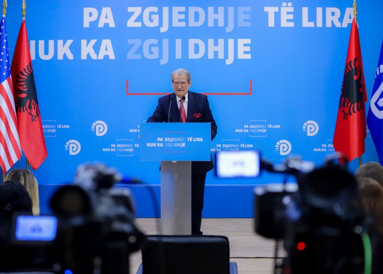 Berisha, thirrje për intelektualët: Dilni nga guaska e konformizmit, heshtja po e ndihmon regjimin