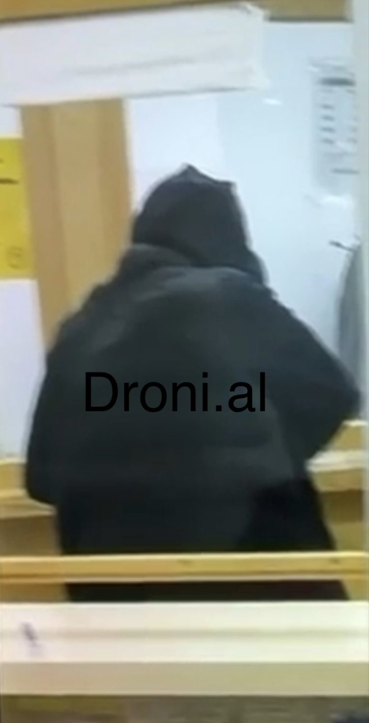 Grabitet një pikë këmbimi valutor në Tiranë, autori largohet nën kërcënimin e armës