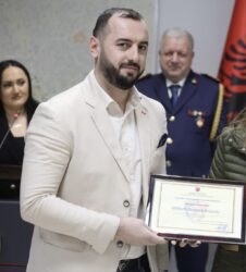 Oficeri i policisë i arrestuar sot ishte vlerësuar më parë për kontributin në Policinë e Shtetit