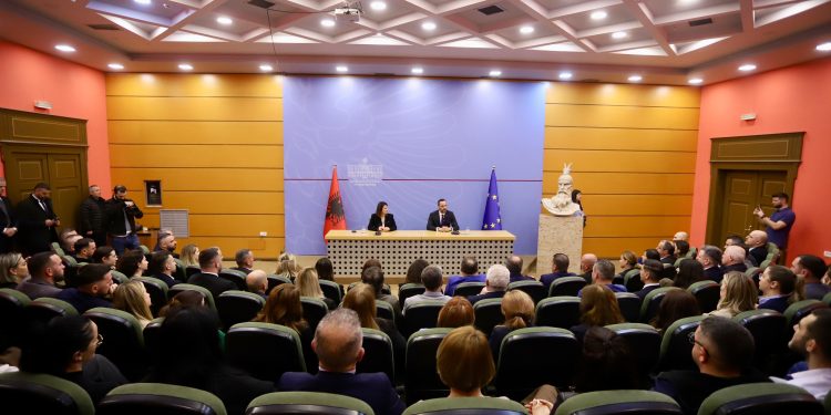 Lamallari merr detyrën e Ministrit të Punëve të Brendshme: Rikthehem në shtëpi! Përgjegjësi e madhe dhe nder i posaçëm