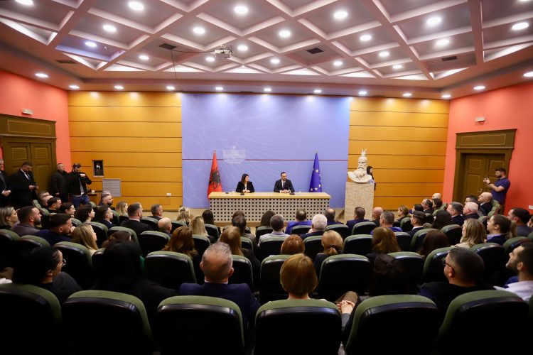 Lamallari merr detyrën e Ministrit të Punëve të Brendshme: Rikthehem në shtëpi! Përgjegjësi e madhe dhe nder i posaçëm