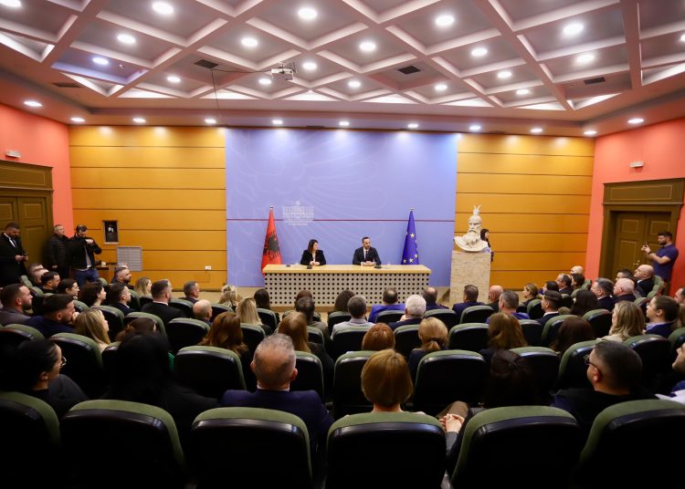 Lamallari merr detyrën e Ministrit të Punëve të Brendshme: Rikthehem në shtëpi! Përgjegjësi e madhe dhe nder i posaçëm