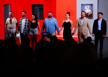 “Gruaja e burrit tim” sjell të qeshura pa fund në Teatrin e Kukullave