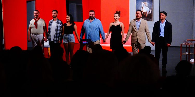 “Gruaja e burrit tim” sjell të qeshura pa fund në Teatrin e Kukullave