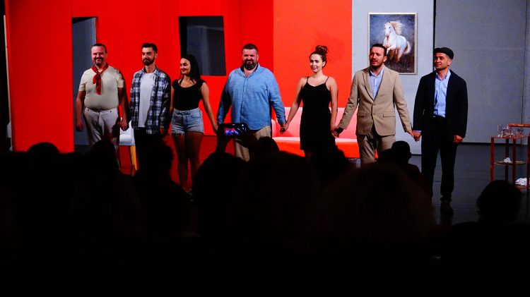 “Gruaja e burrit tim” sjell të qeshura pa fund në Teatrin e Kukullave