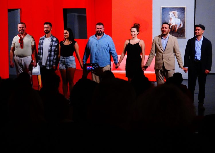 “Gruaja e burrit tim” sjell të qeshura pa fund në Teatrin e Kukullave