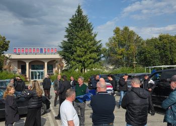 Mbështetës të opozitës pushtojnë rrugët drejt Tiranës për protestën e sotme