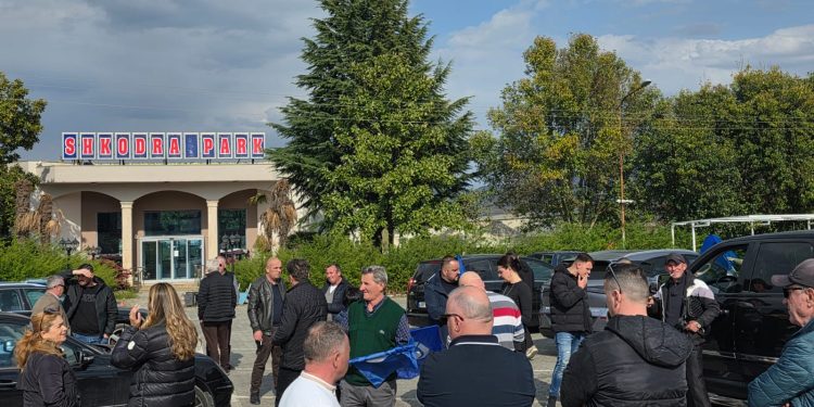 Mbështetës të opozitës pushtojnë rrugët drejt Tiranës për protestën e sotme