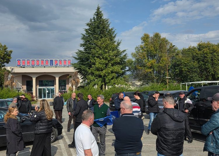 Mbështetës të opozitës pushtojnë rrugët drejt Tiranës për protestën e sotme