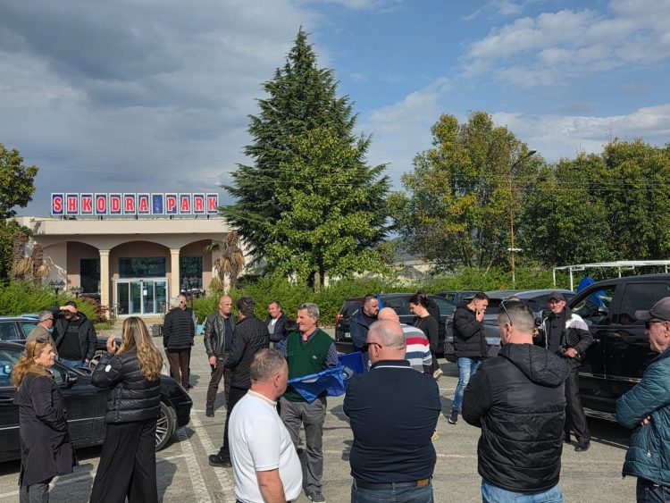 Mbështetës të opozitës pushtojnë rrugët drejt Tiranës për protestën e sotme