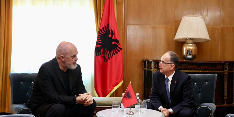 Rama tek Presidenti Begaj, çon listën e ministrave për firmë