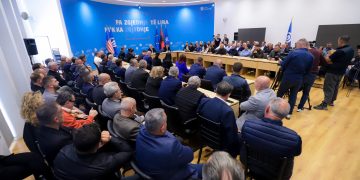 Berisha: Rritja ekonomike, 75 milionë për klientët e pushtetit dhe vetëm 8 euro për pensionistët